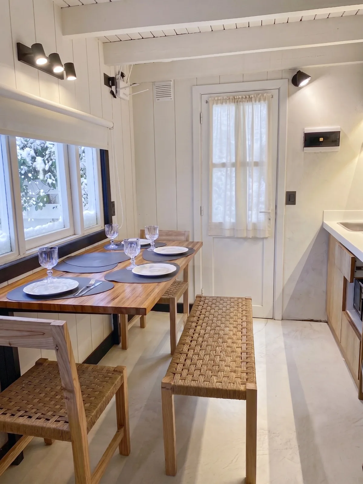 Comedor de Cabañita La Azul durante una nevada