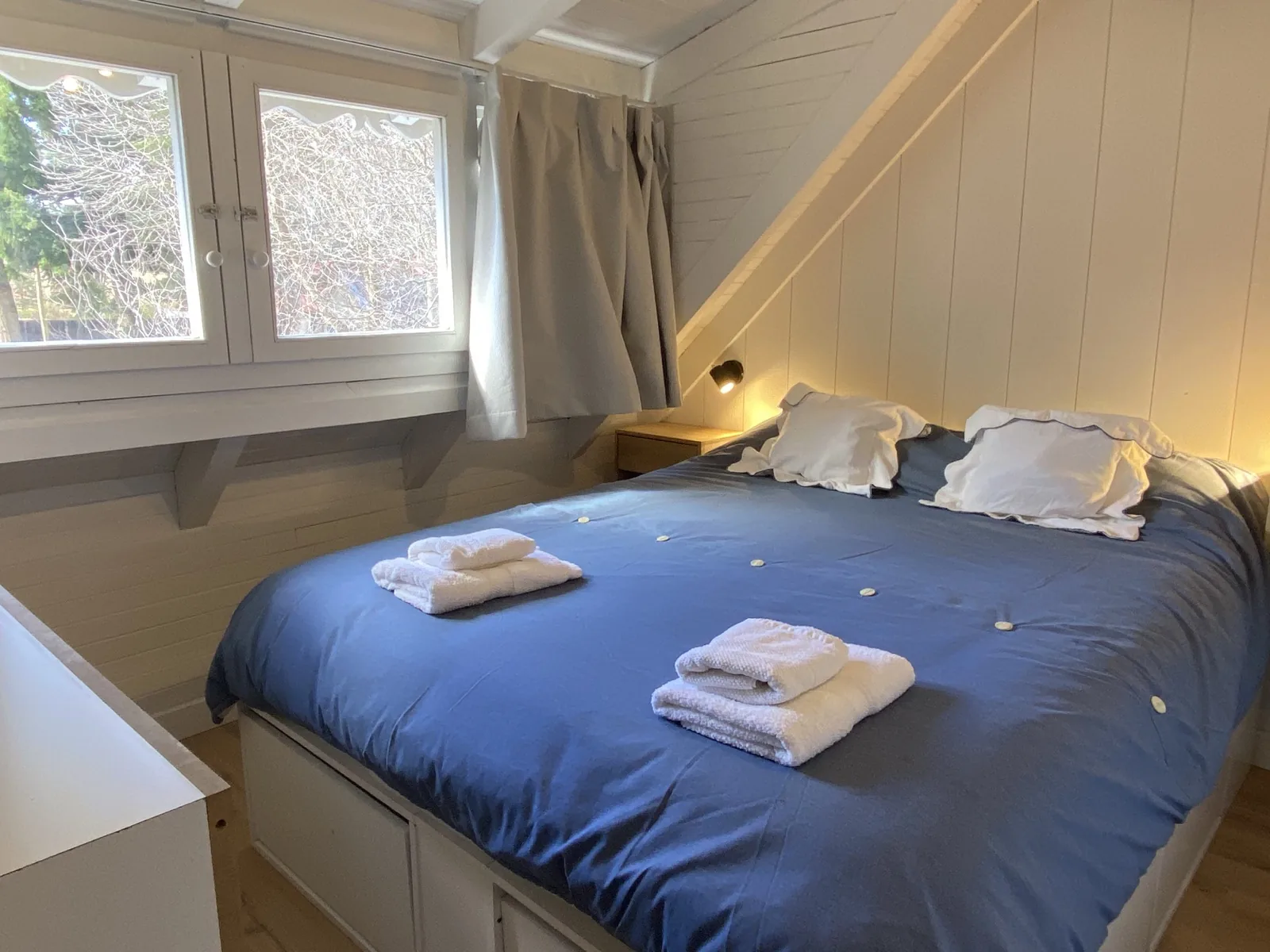 Dormitorio principal con cama matrimonial