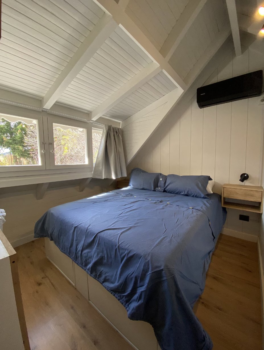 Dormitorio principal con cama matrimonial