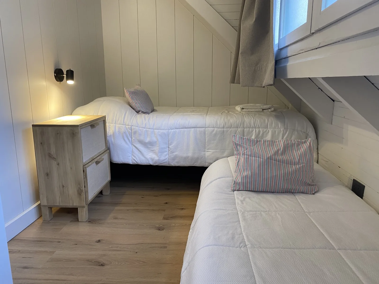 Segundo dormitorio de Cabañita La Azul con dos camas individuales