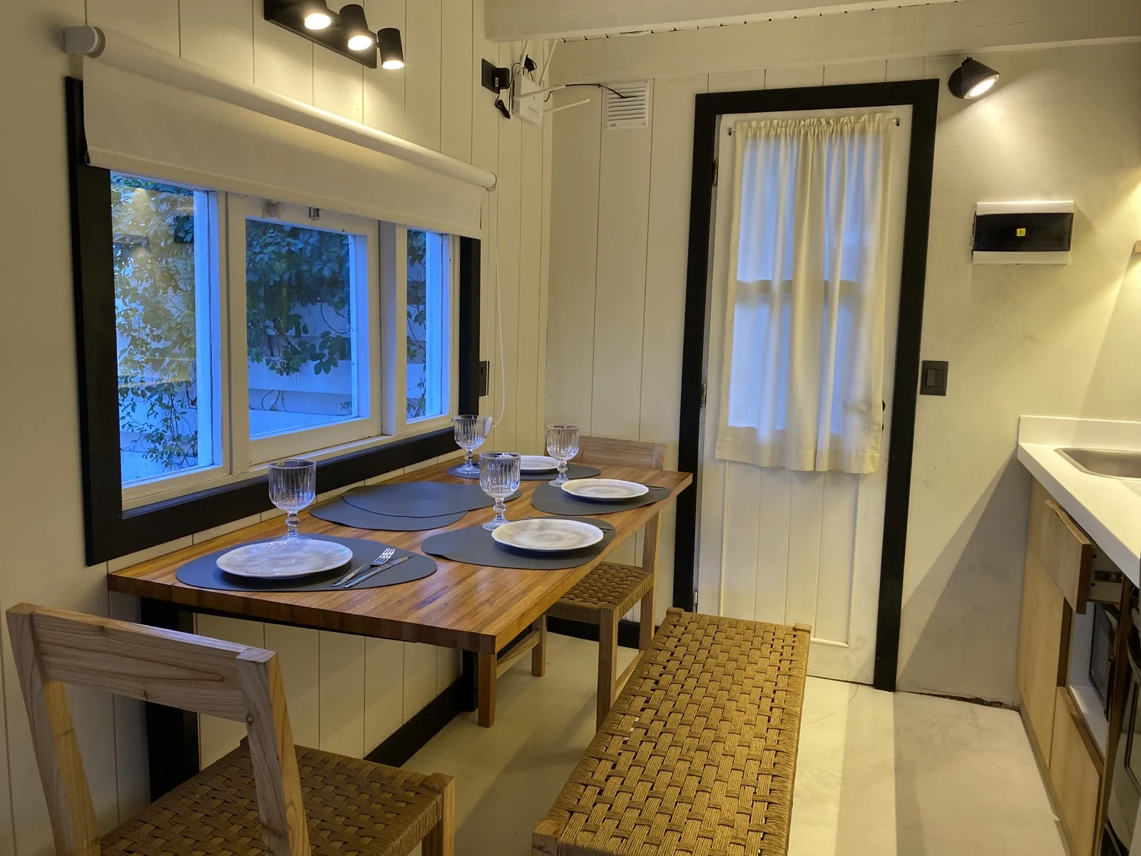 Cocina comedor de Cabañita La Azul con la mesa preparada