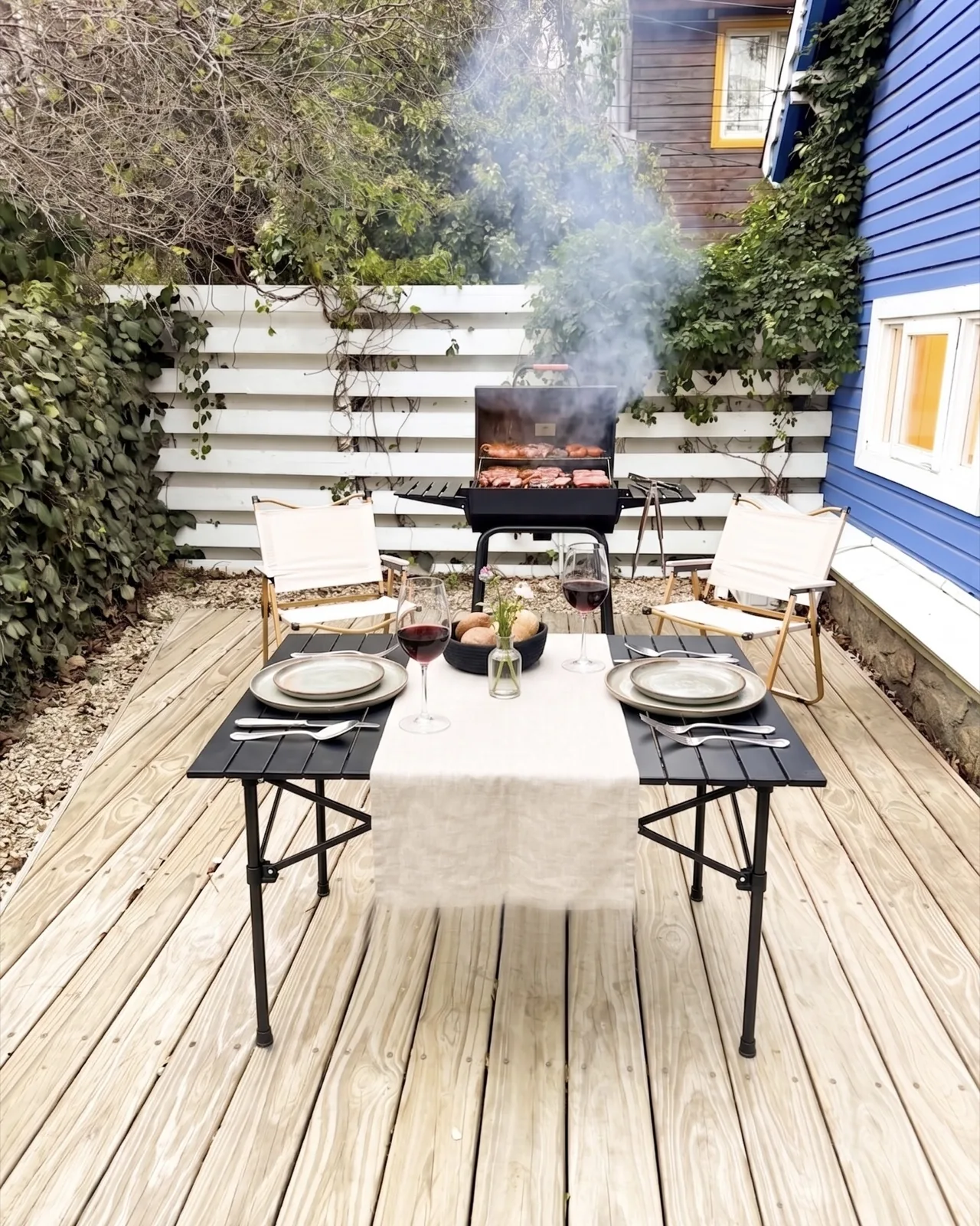 Deck con parrilla y mesa exterior de Cabañita La Azul