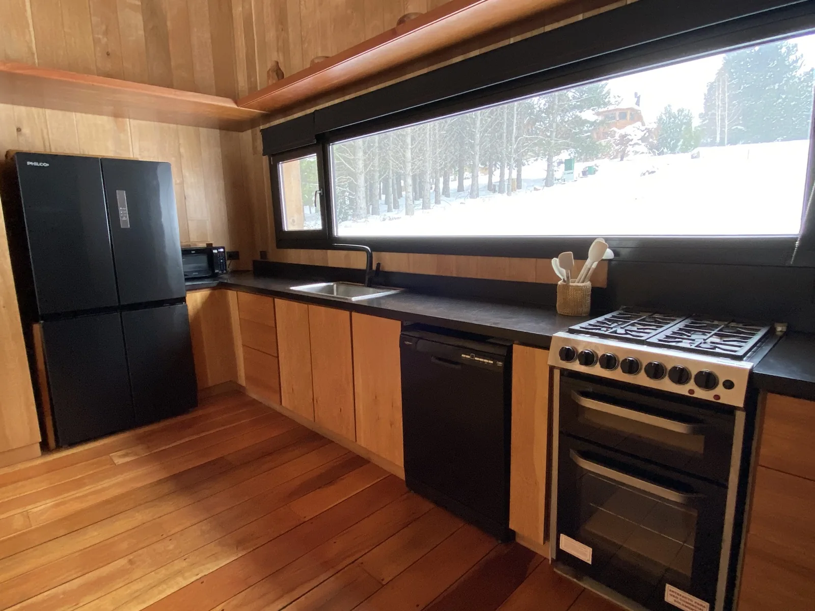 Cocina equipada de GabytaGolf con vista al paisaje nevado