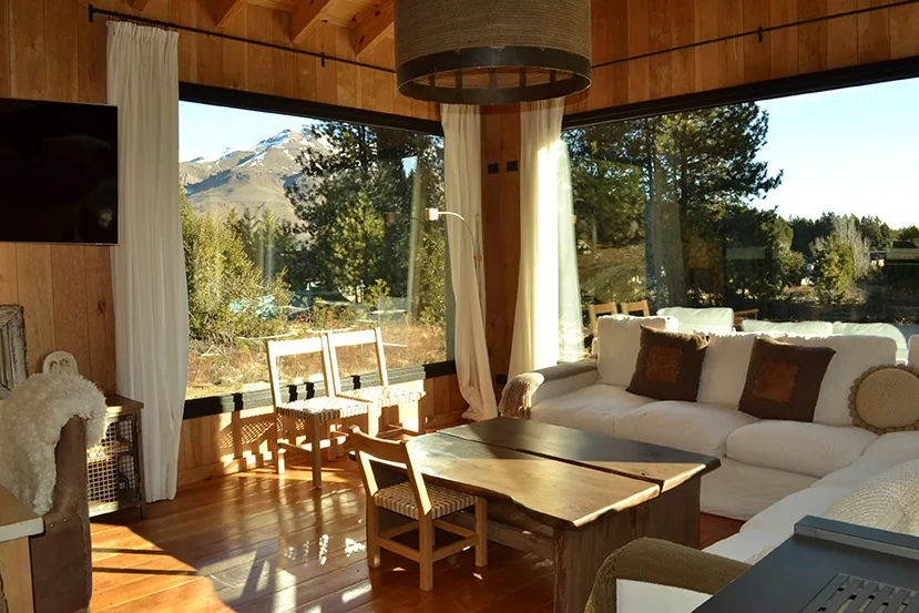 Living y comedor con vista al bosque y las montañas