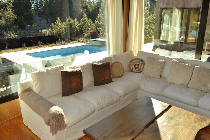 Living con vista a la pileta