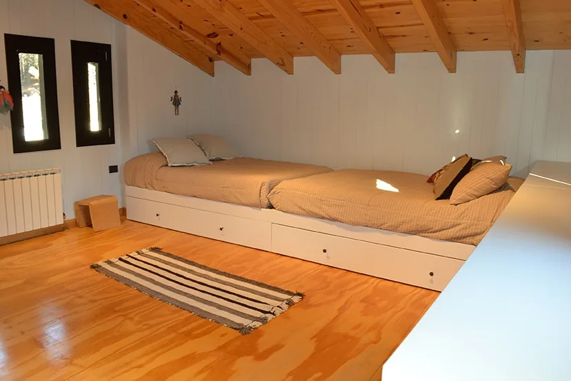 Playroom con camas para niños y adolescentes